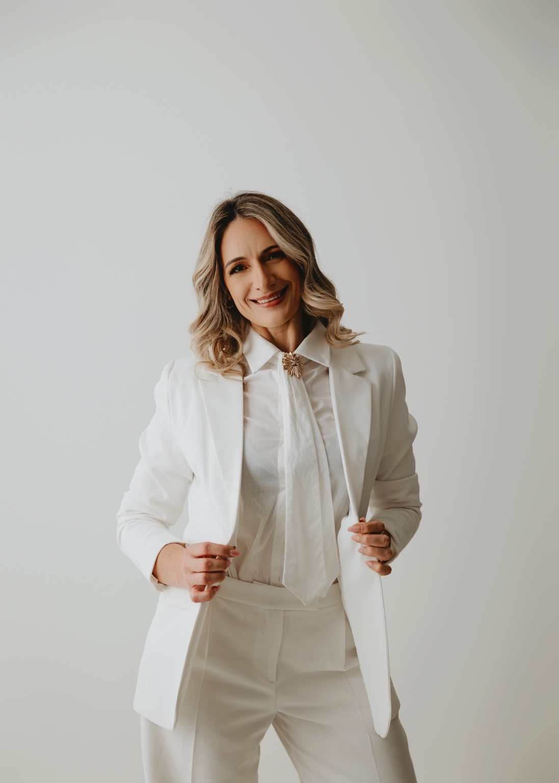 Elza Ribeiro, formadora e fundadora da Excellent Nails, de fato branco