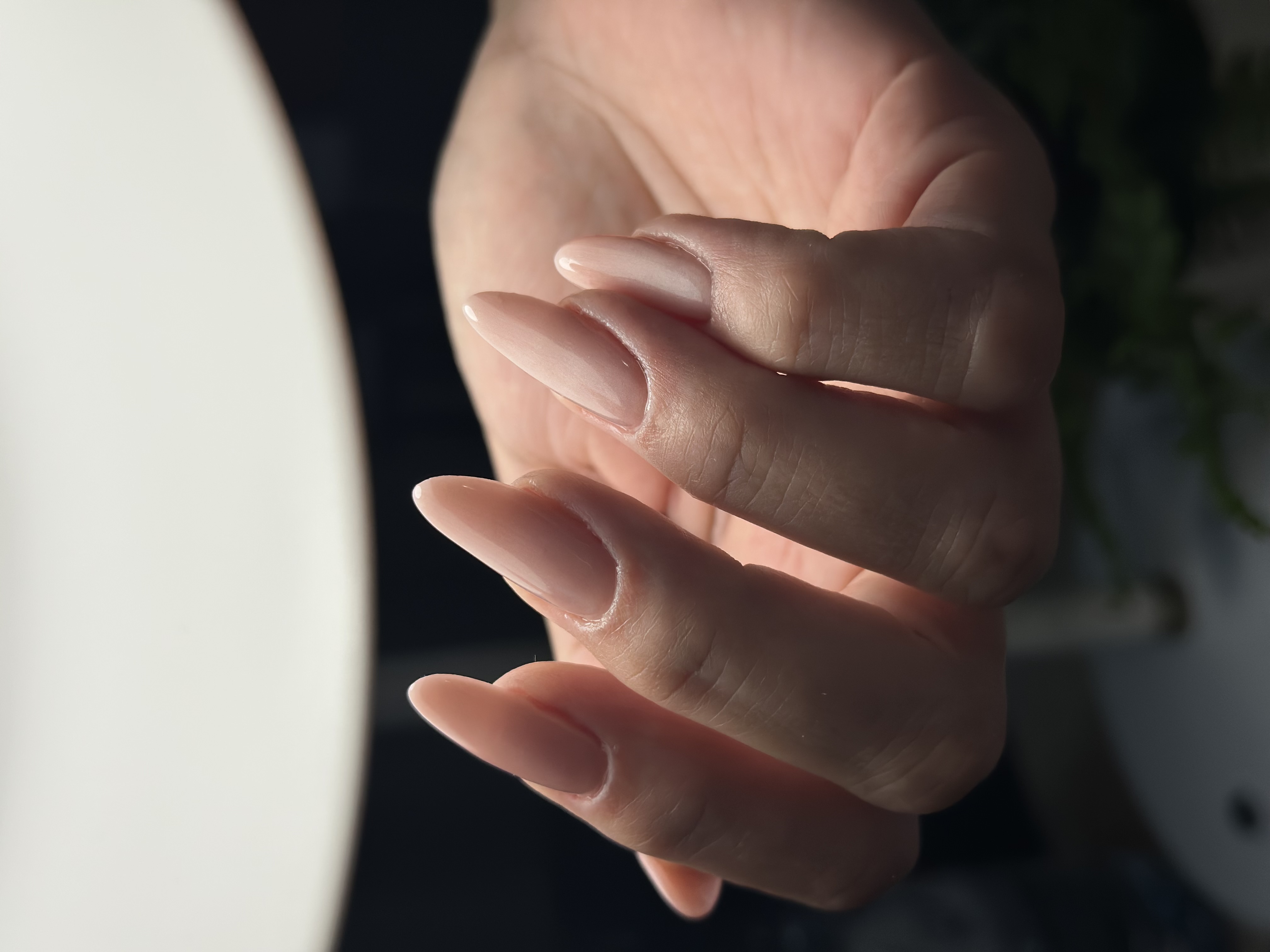 Trabalho de manicure de Elza Ribeiro, com unhas nude em formato amêndoa